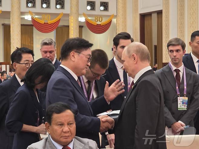 우원식 국회의장이 3일 중국 베이징에서 열린 전승절 80주년 기념식 리셉션에서 블라디미르 푸틴 러시아 대통령과 대화하고 있다. (국회의장실 제공) 2025.9.3/뉴스1 ⓒ News1 김일창 기자