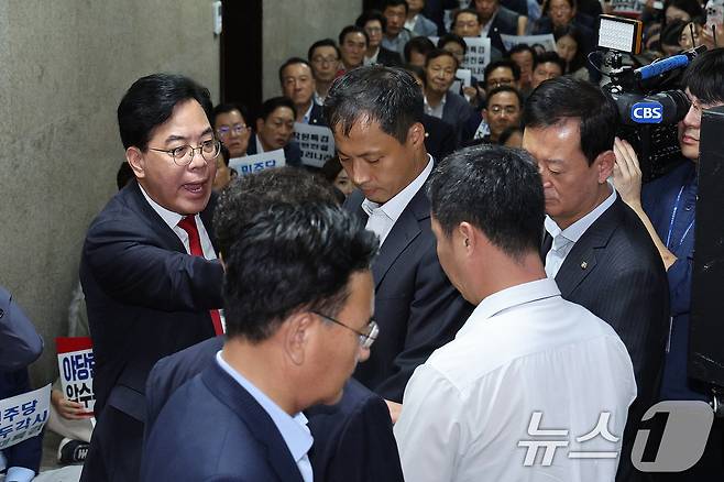 송언석 국민의힘 원내대표가 3일 오후 서울 여의도 국회 국민의힘 원내대표실 앞에서 가진 긴급 의원총회에서 국회 사무처 직원들이 이 모습을 촬영한 것과 관련해 항의하고 있다. 2025.9.3/뉴스1 ⓒ News1 신웅수 기자