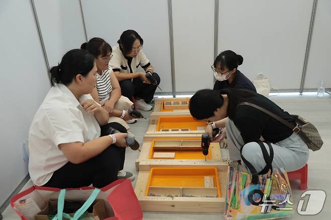 3일 울산 남구 문수체육관에서 열린 '여성 일자리 박람회'에서 구직자들이 생활 기술을 배우고 있다.2025.9.3./뉴스1 김세은 기자