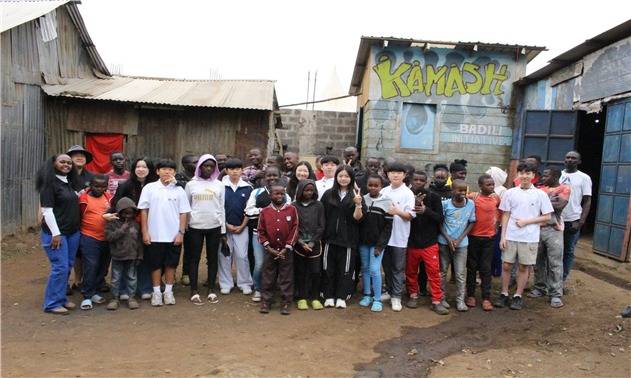 2기 단원들이 케냐 카이로반기에서 현지 청소년들과 함께 봉사활동 마친 후 기념촬영을 하고 있다. 사진은 에스디지유스 제공.