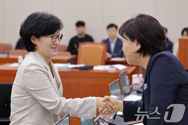 원민경 여성가족부 장관 후보자가 3일 오전 서울 여의도 국회 여성가족위원회에서 열린 인사청문회에서 서영교 의원과 인사하고 있다. 2025.9.3/뉴스1 ⓒ News1 신웅수 기자