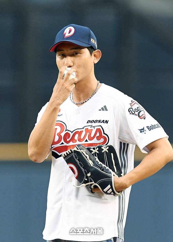 배우 장용원이 28일 잠실구장에서 열린 2025 KBO리그 삼성과 두산의 경기에 앞서 시구를 하고 있다.  잠실 | 박진업 기자 upandup@sportsseoul.com