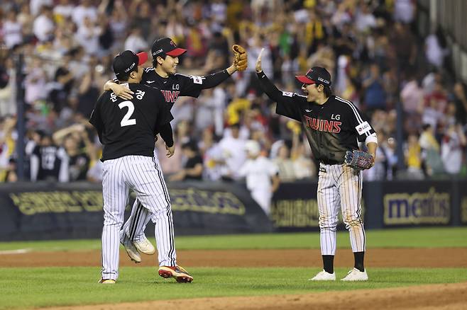 LG 구본혁이 25일 서울 잠실구장에서 열린 2025 KBO리그 정규시즌 두산전에서 경기를 끝내는 수비를 한 후 동료들과 자축하고 있다. 사진 | LG 트윈스