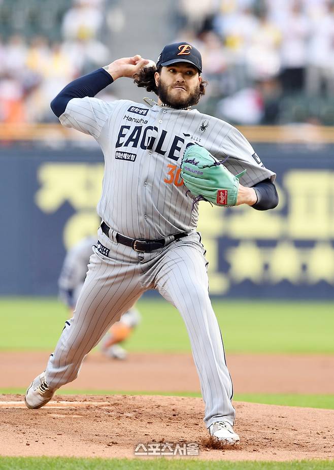 한화 폰세가 28일 잠실구장에서 열린 2025 KBO리그 LG와 경기에 선발 등판해 힘차게 공을 던지고 있다. 2025. 5. 28.  잠실 | 박진업 기자 upandup@sportsseoul.com