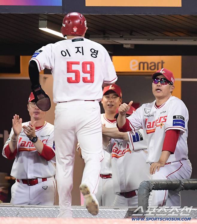 2일 인천 SSG랜더스필드에서 열린 SSG와 키움의 경기. 6회 박성한 적시타 때 득점에 성공한 SSG 이지영. 인천=송정헌 기자songs@sportschosun.com/2025.09.02/