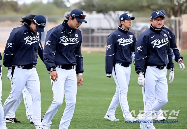 23일(한국시간) WBC 대표팀이 미국 애리조나 투손 캠프에서 훈련 했다. 악천후 속에 워밍업 훈련을 하고 있는 투수들. 애리조나(미국)=정재근 기자 cjg@sportschosun.com/2023.2.23/