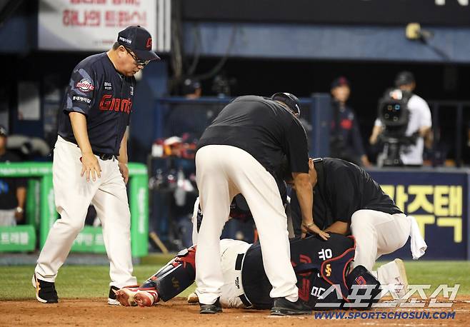 쓰러진 포수 유강남이 걱정됐던 김태형 감독은 급히 그라운드로 달려 나왔다. 잠실=박재만 기자 pjm@sportschosun.com
