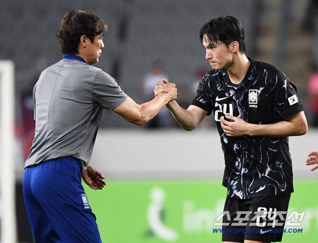 11일 오후 경기도 용인미르스타디움에서 열린 E-1 챔피언십(동아시안컵) 한국과 홍콩의 경기. 한국이 2대0으로 승리한 가운데 홍명복 감독이 변준수 등 선수들과 악수하고 있다. 용인=정재근 기자 cjg@sportschosun.com/2025.7.11/