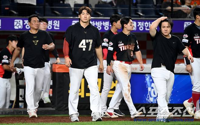 2일 대전 한화생명볼파크에서 열린 KIA와 한화의 경기, 한화가 21대3으로 승리하며 3연패에서 탈출했다. 패한 KIA 선수들이 그라운드로 나서고 있다. 대전=허상욱 기자wook@sportschosun.com/2025.09.02/