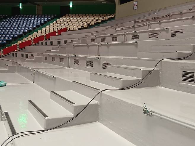 부산 사직체육관의 2층 본부석이 개선 공사에 한창이다. 부산=최만식 기자