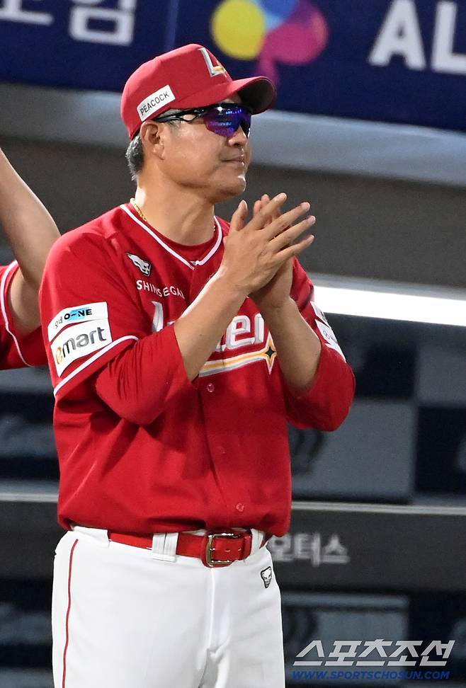 8일 부산 사직야구장에서 열린 SSG와 롯데의 경기, SSG가 1대0으로 승리했다. 선수들에게 박수를 보내는 이숭용 감독의 모습. 부산=허상욱 기자wook@sportschosun.com/2025.08.08/