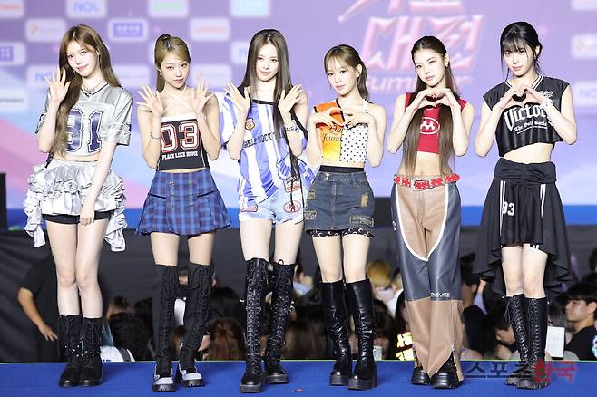 SBS 가요대전 썸머 블루카펫 행사에 참석한 그룹 이즈나. 25.7.26 ⓒ이혜영 기자 lhy@hankooki.com