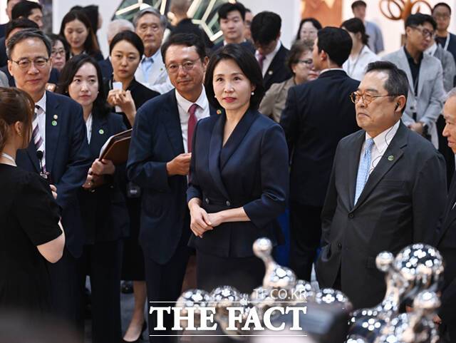 이재명 대통령의 부인 김혜경 여사가 3일 서울 강남구 코엑스에서 열린 '키아프 서울(Kiaf SEOUL) 2025)'에 참석해 전시된 작품들을 관람하고 있다. /이새롬 기자