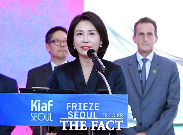 이재명 대통령의 부인 김혜경 여사가 3일 서울 강남구 코엑스에서 열린 '키아프 서울(Kiaf SEOUL) 2025, 프리즈 서울 2025(Frieze Seoul 2025)' 개막식에 참석해 축사를 하고 있다.