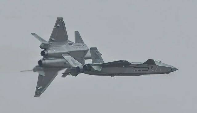 비행 중인 J-20 (출처= alert5/위키커먼즈)