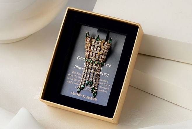 국립중앙박물관 온라인 뮤지엄숍에서 판매 중인 금관 브로치