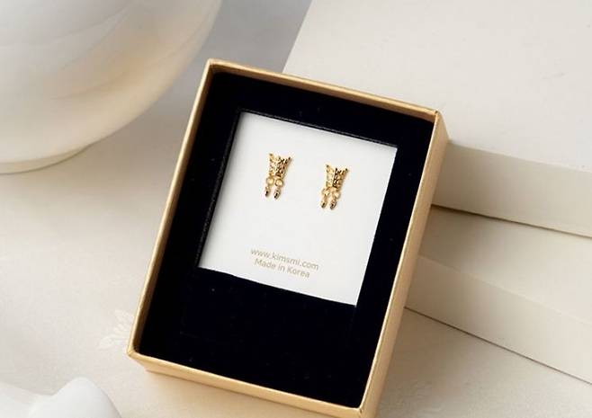 국립중앙박물관 온라인 뮤지엄숍에서 판매 중인 금관 이어링