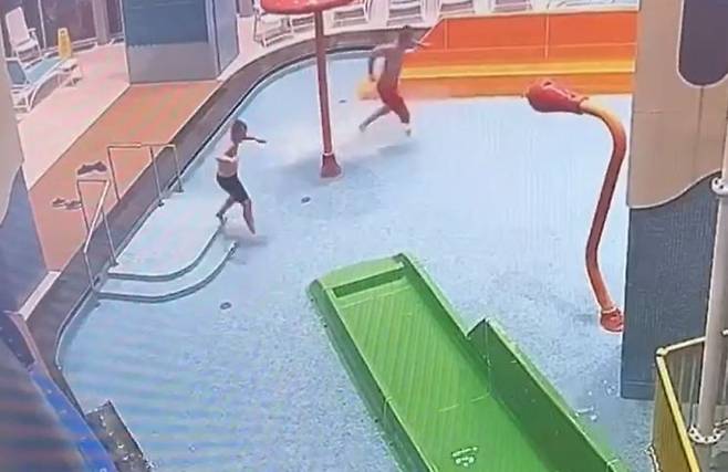 워터파크에 들어가 물놀이를 즐기는 아버지와 아들. 더선 캡처