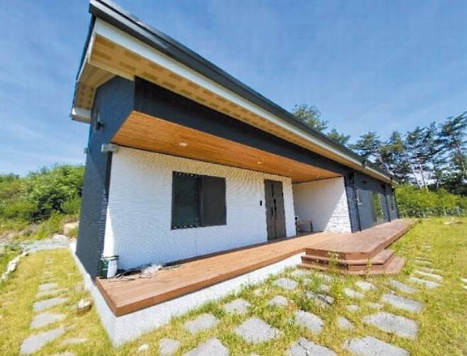 올해 8월 경매에서 감정가 대비 반값 수준인 3억5000여만원에 낙찰된 강원 횡성군 석문리 일대 단독주택. /땅집고옥션