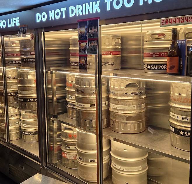 서울 을지로3가 맥주집 '간빠진새'에서 케그(생맥주를 보관하는 용기)가 냉장고에 쌓여있는 모습/박진성 기자