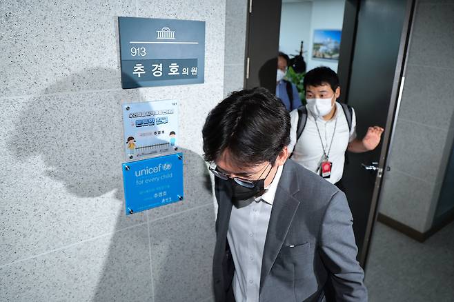 12·3 비상계엄 관련 내란·외환 의혹을 수사하는 내란 특검팀(특별검사 조은석) 수사관들이 2일 오후 서울 여의도 국회 추경호 의원실에서 압수수색을 마친 후 의원실을 나서고 있다./뉴스1