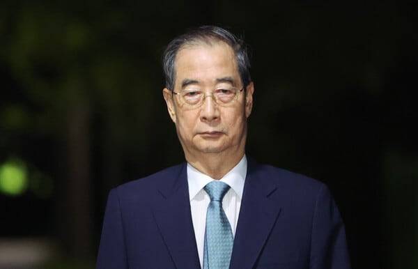 12·3 비상계엄 관련 내란 행위 방조 혐의 등을 받는 한덕수 전 국무총리가 지난달 27일 경기 의왕시 서울구치소에서 구속 전 피의자 심문(영장실질심사)이 기각되자 구치소를 나서고 있다. /뉴시스