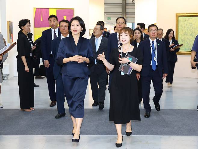 김혜경 여사가 3일 서울 강남구 코엑스에서 열린 국내최대 아트페어 '키아프 서울(Kiaf SEOUL)'을 찾아 전시를 둘러보고 있다./뉴스1