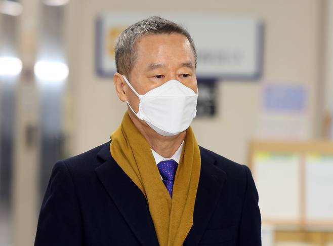 법조인·언론인 등이 대장동 개발업자들로부터 금품을 받았다는 이른바 '50억 클럽' 당사자로 지목된 홍선근 머니투데이 회장이 지난해 11월 서울 서초구 서울중앙지법에서 열린 1심 첫 공판에 출석하며 법정으로 향하고 있다. /연합뉴스