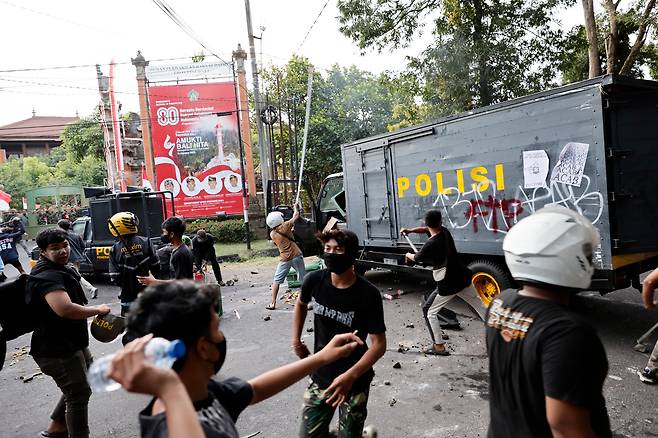 지난달 30일(현지시각) 인도네시아 발리 덴파사르의 국회의사당 밖에서 시위대가 경찰과 충돌하고 있습니다. 8월 28일 밤 자카르타에서 시위 도중 경찰 차량에 치인 것으로 추정되는 운전자가 사망한 후 오토바이 택시 기사를 포함한 민간인들이 발리에서 시위를 벌였습니다. /EPA 연합뉴스