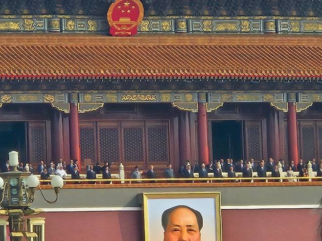 3일 오전 베이징 톈안먼 망루. 시진핑 중국 국가주석을 중심으로, 그의 왼쪽에 김정은 북한 국무위원장, 오른쪽에 블라디미르 푸틴 러시아 대통령이 서 있다. /베이징=이은영 특파원