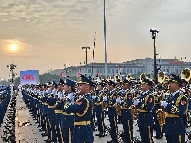 3일 동 틀 무렵, 열병식을 앞두고 군악대가 예행연습을 하고 있다. /베이징=이은영 특파원