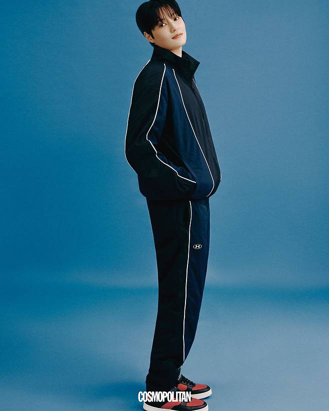 트레이닝 셋업 Under Armour. 하이 톱 스니커즈 Celine.