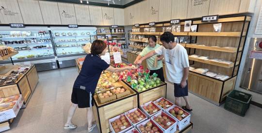 8월의 마지막 주말인 지난달 31일 서부내륙고속도로 예당호휴게소 '예산농부마켓 어서오샵'을 찾은 손님들이 '예산사과'를 시식한 뒤 만족감을 드러냈다. 김동근 기자