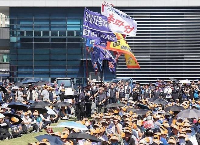 3일 울산시 북구 현대자동차 울산공장 본관 앞에서 현대차 노조의 총파업 결의대회가 열리고 있다. ⓒ연합뉴스