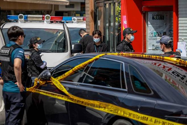 3일 서울 관악구 조원동 칼부림 사건 현장에서 과학수사대가 현장조사를 하고 있다.ⓒ뉴시스