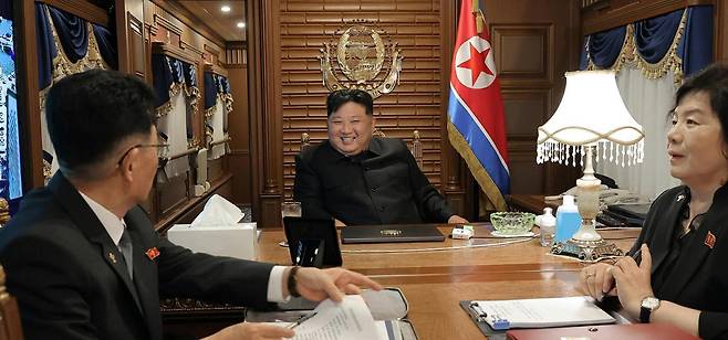 북한 노동당 기관지 노동신문은 김정은 북한 국무위원장(가운데)이 중국 전승절 80주년 기념행사에 참석하기 위해 전용열차를 타고 2일 새벽 중국 국경을 통과했다고 이날 보도했다. 오른쪽은 북한 내 ‘실세 장관’인 최선희 외무상. 
노동신문 뉴스1