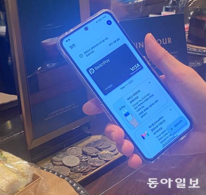 홍콩 완차이의 한 카페에서 가상자산 애플리케이션(앱) ‘레돗페이’를 이용해 결제하는 모습. 커피 값은 스테이블코인 테더(USDT)로 결제가 이뤄졌다. 홍콩=홍석호 기자 will@donga.com