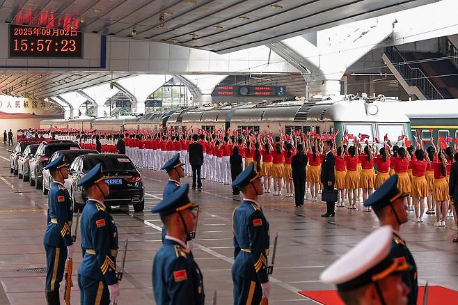 북한 노동당 기관지 노동신문은 3일 “김정은 동지께서 2일 오후 중국인민항일전쟁 및 세계반파쇼전쟁승리(전승절) 80돌(주년) 기념행사에 참석하시기 위해 전용열차로 중화인민공화국의 수도 베이징에 도착했다”라고 보도했다. 사진에는 딸 주애가 함께 동행한 것으로 확인됐다.    (평양 노동신문=뉴스1)