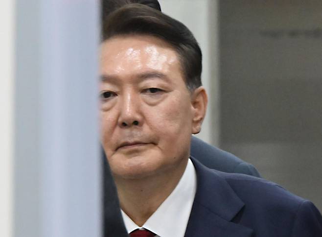 윤석열 전 대통령이 7월 9일 서울 서초구 서울중앙지법에서 열린 직권남용 등 혐의 영장실질심사(구속 전 피의자 심문)를 마친 뒤 대기 장소인 서울구치소로 이동하기 위해 법원을 나서고 있다.   12·3 비상계엄 사태의 ‘정점’으로 조은석 특별검사가 이끄는 내란 특검팀에 구속영장이 청구된 윤 전 대통령은 지난 1월 18일 내란우두머리 등 혐의 영장실질심사를 받은 지 172일 만에 재구속 기로에 서게 됐다. 뉴시스.