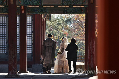 지난해 11월 7일 오후 서울 종로구 창경궁에서 예비 부부가 웨딩 촬영을 하고 있다. [연합뉴스]