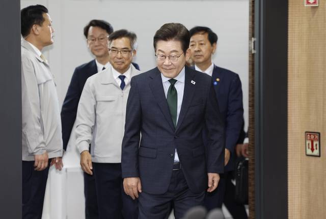 이재명 대통령이 3일 경기 안산시 새솔다이아몬드공업에서 열린 K-제조업 기업현장 간담회에 입장하고 있다. [대통령실통신사진기자단]