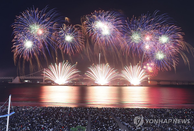 2024년 부산불꽃축제 오색빛깔 불꽃. 연합뉴스