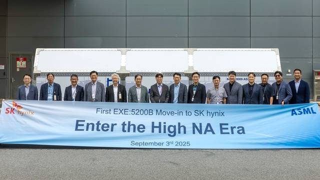 김병찬(왼쪽 다섯 번째부터) ASML코리아 대표이사 사장, 김성한 SK하이닉스 구매 담당 부사장, 차선용 미래기술연구원장 부사장, 이병기 제조기술 담당 부사장이 3일 SK하이닉스 이천캠퍼스에서 열린 ‘하이(High) NA(개구수) EUV’ 장비 도입 기념행사에서 기념사진을 찍고 있다. SK하이닉스 제공