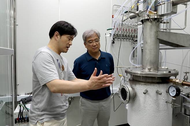 송영훈 한국기계연구원 단장(오른쪽)이 실증설비를 살펴보고 있다.