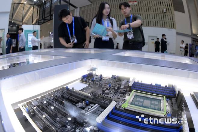 한국PCB&반도체패키징산업협회와 인천광역시가 주최한 '제22회 국제 첨단 반도체 기판 및 패키징 산업전'이 3일 인천광역시 연수구 송도컨벤시아에서 열렸다. 삼성전기 부스에서 관람객이 CPU, AP 반도체 패키지 기판을 살펴보고 있다. 김민수기자 mskim@etnews.com