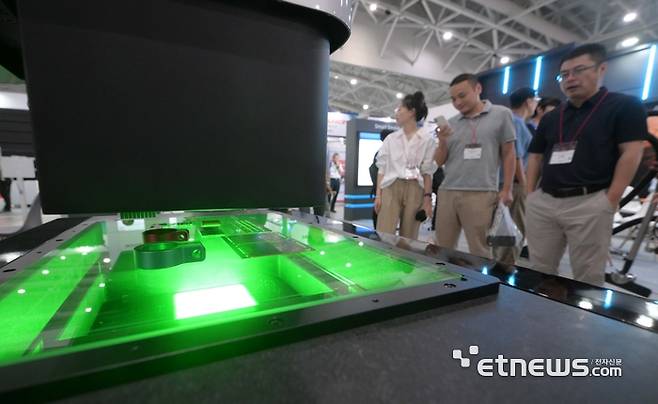 한국PCB&반도체패키징산업협회와 인천광역시가 주최한 '제22회 국제 첨단 반도체 기판 및 패키징 산업전'이 3일 인천광역시 연수구 송도컨벤시아에서 열렸다. 티지텍코리아 부스에서 관람객이 반도체 기판 비접촉 3차원 측정기를 살펴보고 있다. 김민수기자 mskim@etnews.com