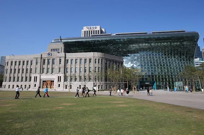 서울시는 생성형AI 서비스를 조직 단위 사용량에 따라 비용을 지불, 사용하는 생성형 AI 용량제 서비스 ‘서울AI챗’을 도입해 오는 12월까지 업무에 시범 활용한다. 서울시청 전경. 서울시 제공