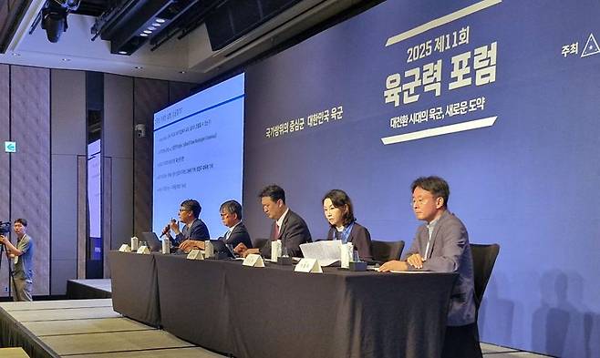 3일, 육군본부가 주최하고 서울대학교 미래전연구센터가 주관하는 '제11회 육군력 포럼'이 열렸다. ‘대전환 시대의 육군, 새로운 도약’이라는 주제로 열린 포럼에서 인공지능 ·국제질서·국가 거버넌스 3중 변혁 속에서 육군의 새로운 도약을 위한 방향성을 논의했다. 각 분야 전문가들이 '육군력 10년, 성과와 대전환 시대의 과제'에 대해 발표와 토의를 진행하고 있다. 육군 제공