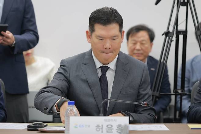 지난 8월 14일 허윤홍 GS건설 대표이사가 서울 중구 직업능력심사평가원에서 열린 중대재해 근절을 위한 건설사 간담회 참석해 자리에 앉아 있다. 연합뉴스