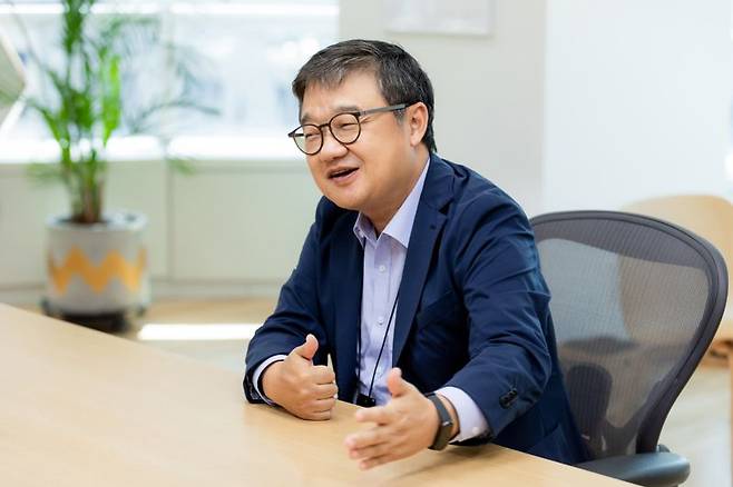 황인준 LY(라인야후)주식회사 최고글로벌투자책임자(CGIO)가 3일 경기도 그레이츠 판교 라인야후 사무실에서 글로벌 AI 투자 시장 변화와 한국 AI산업의 경쟁력 강화 방안에 대해 말하고 있다.